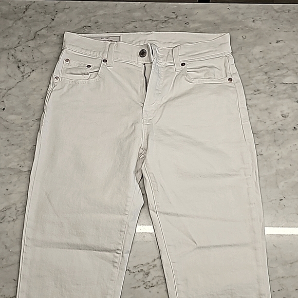 New without tags - Gap girlfriend mid-rise white jeans - size 25 | 0 - Picture 2 of 5